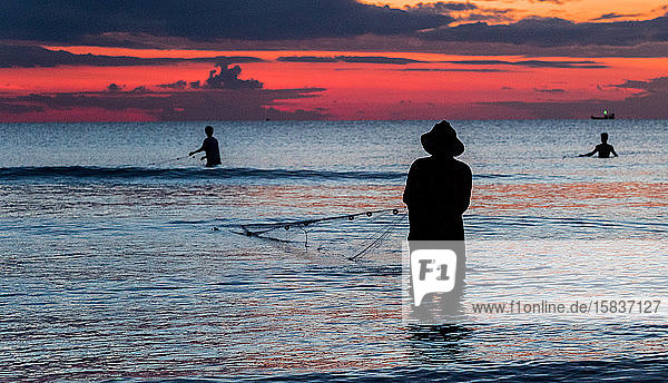 Ein Fischer fischt bei Sonnenuntergang auf Koh Rong  Kambodscha