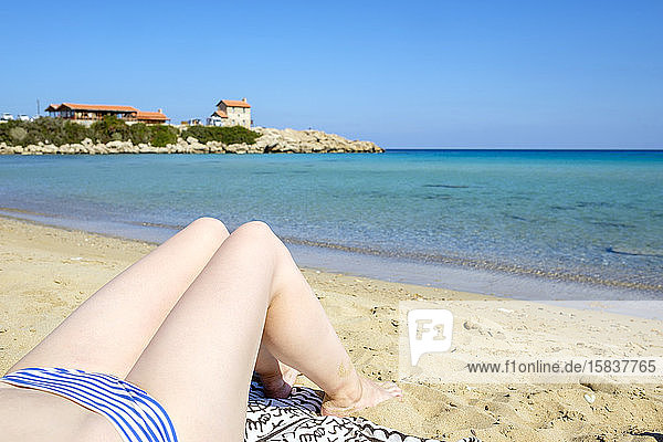 Frau beim Sonnenbaden an einem abgelegenen Strand auf der Karpaz-Halbinsel  Zypern