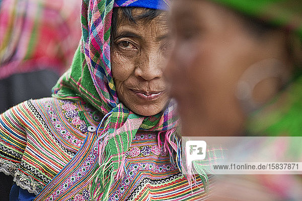 Hmong-Frau auf Wochenendmarkt