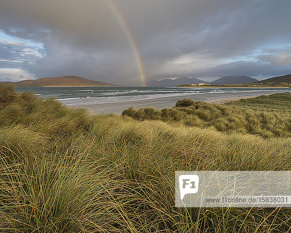 Regenbogen leuchtet über dem Meer und den Küstensanddünen am Strand von Seilebost  Isle of Harris  Schottland