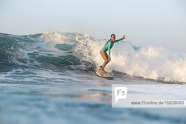 Weibliche Surferin auf der Welle