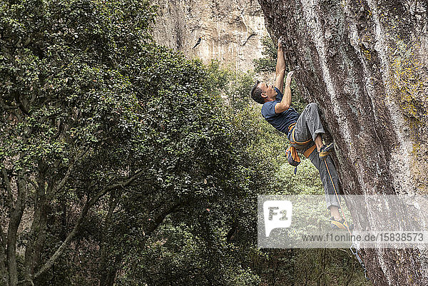 Ein Mann klettert in Jilotepec  Mexiko