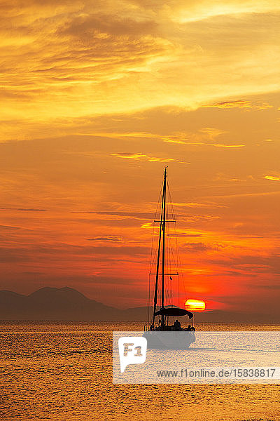 Ein Segelboot bei Sonnenuntergang vor Korfu  aus Sivota  Griechenland.