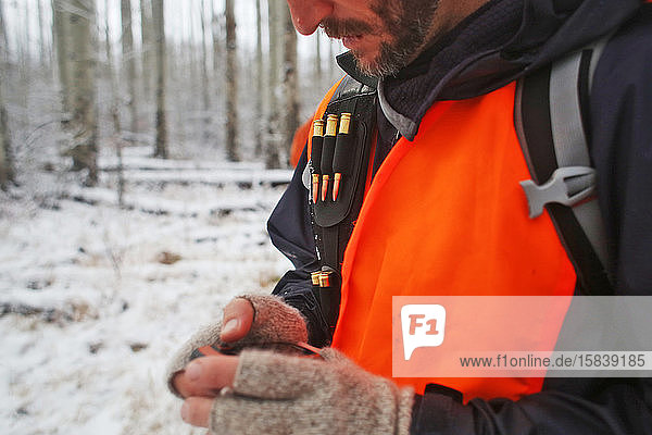 Männlicher Jäger überprüft sein GPS während der Jagd in Colorado.