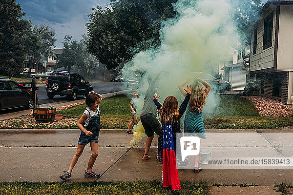 Kinder  die am 4. Juli mit einer Rauchbombe in der Einfahrt spielen
