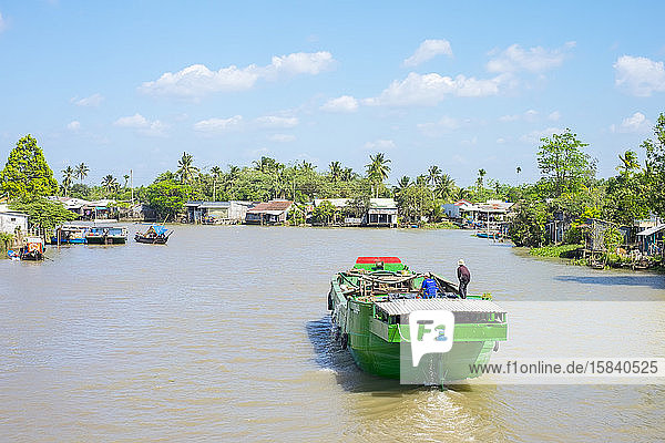 Ein Boot auf einem Seitenarm des Mekong  Can Tho  Vietnam