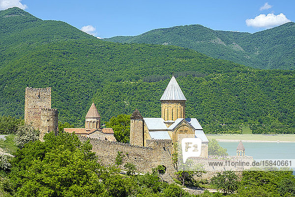 Burgkomplex Ananuri am Fluss Aragvi  Ananuri  Mzcheta-Mtianeti  Georgien