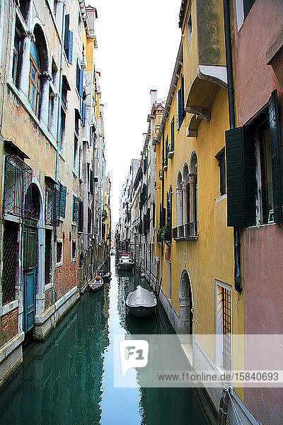 Häuser in Venedig mit Kanal-Wasserweg und Booten