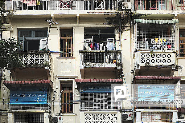 Lokales Gebäude mit kolonialer Architektur in Rangoon  Myanmar