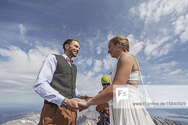 Kaukasisches Paar heiratet auf Berggipfel im Grand Teton Park