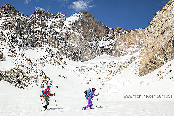 Bergsteiger wandern unterhalb des Longs Peak  Rocky Mountain-Nationalpark