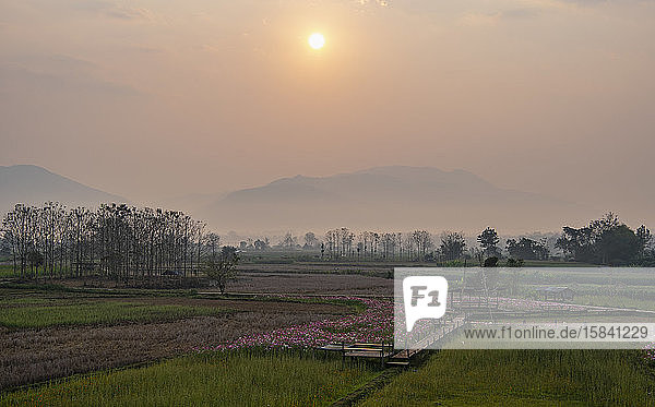 Sonnenaufgang in der Provinz Nan im Norden Thailands