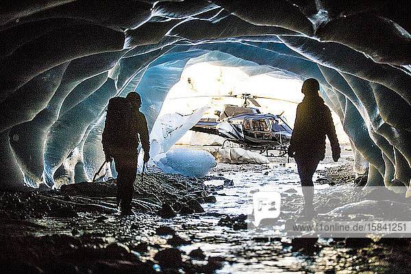 Ein abenteuerlustiges Paar taucht aus einer Eishöhle auf  um ihren Hubschrauber zu finden.