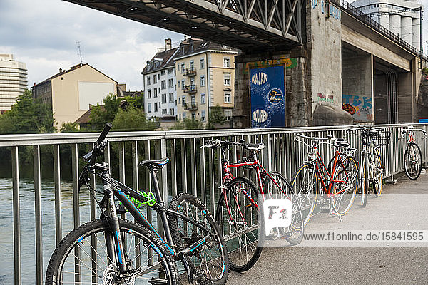 Fahrräder an der Brücke über die Limmat gesperrt  ZÃ¼rich  Schweiz