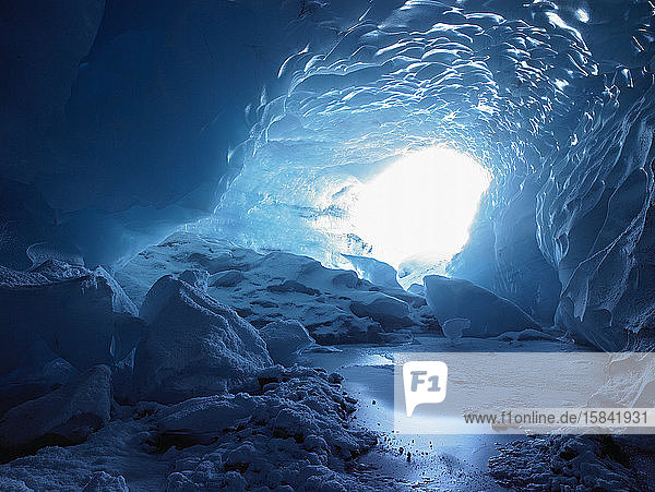 Licht strömt in eine Eishöhle in Island