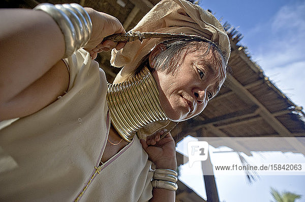 Mubah transportiert Reis im Dorf Longneck Karen (Flüchtlingslager)