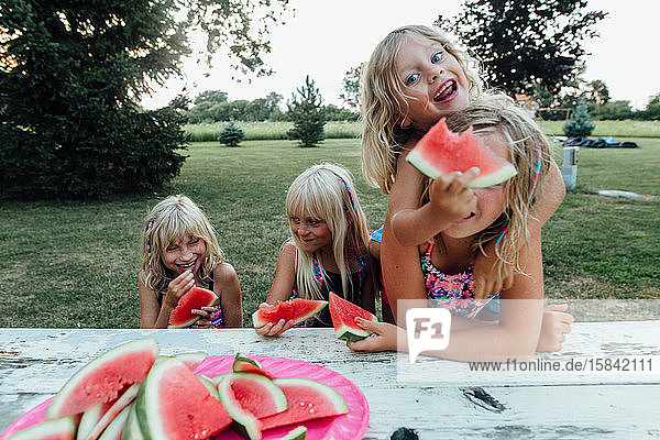 Kinder  die im Sommer dumm sind  wenn sie draußen Wassermelone essen
