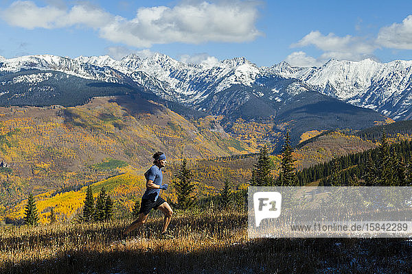 Mann läuft Kamm mit Blick auf die Gore Range-Berge in Vail  Colorado