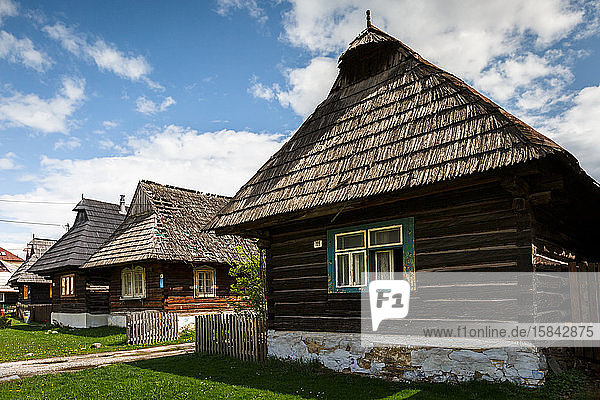 Traditionelle Blockhütten im Denkmalschutzgebiet für Volksarchitektur  Orava.