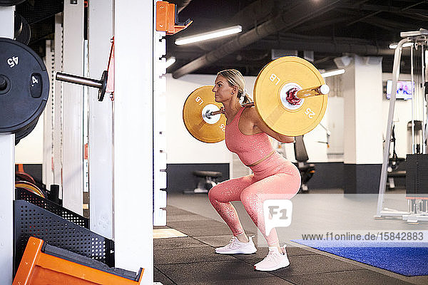Eine starke  athletische Frau  die mit Gewichten trainiert.