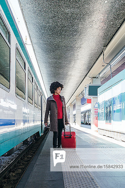 Elegante Frau auf Geschäftsreise im Zug
