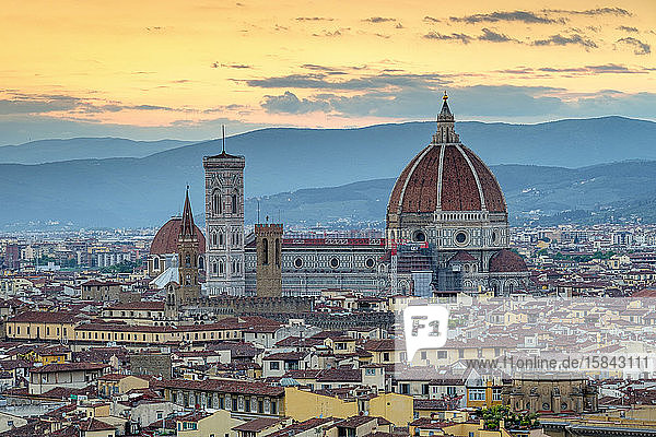 Dom von Florenz und Gebäude in der Altstadt bei Sonnenuntergang  Florenz (Florenz)  Toskana  Italien