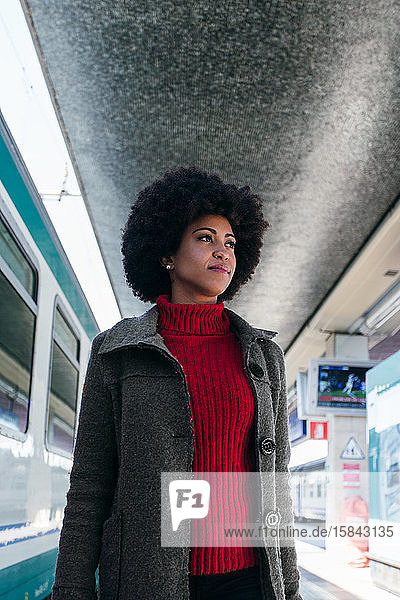 Porträt einer Geschäftsfrau am Bahnhof