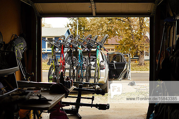 Ein Fahrradträger mit sechs Fahrrädern  voll mit Mountainbikes und einsatzbereit.