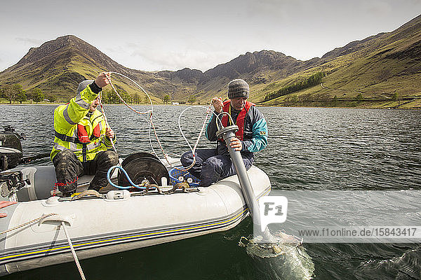 Dr. Jeff Warburton von der Universität Durham bereitet die Entnahme von Sedimentkernen vom Boden des Buttermere-Sees im Lake District National Park vor, als Teil einer Studie zur Untersuchung der Veränderungen der Landnutzung