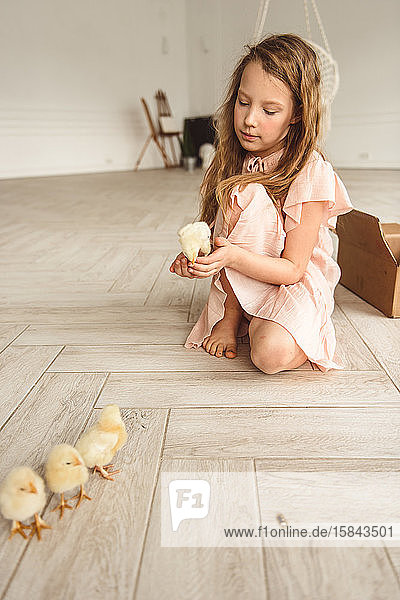 Mädchen spielen zu Ostern mit Enten