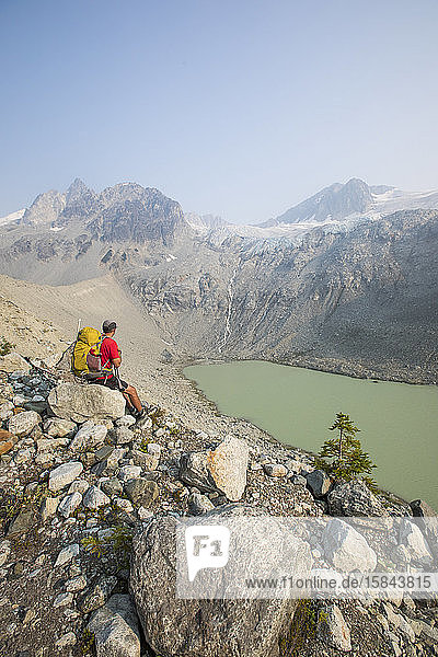 Wanderer macht eine Pause mit Aussicht  Athelney Pass  Britisch-Kolumbien  Kanada
