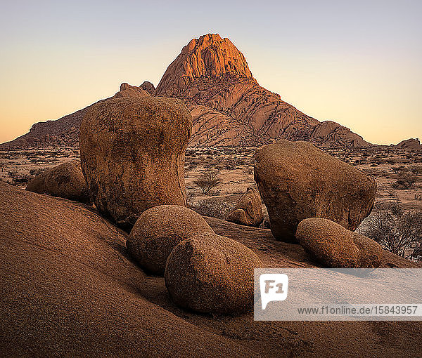 Sonnenaufgang am kahlen Granitgipfel Little Spitzkoppe in Namibia