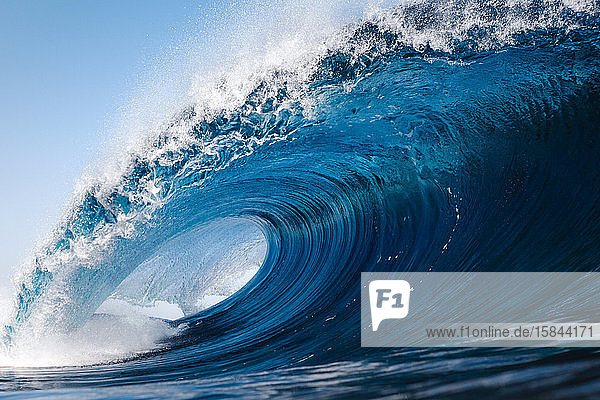 Sauberer und kräftiger Wellenschlag an einem Strand auf Teneriffa