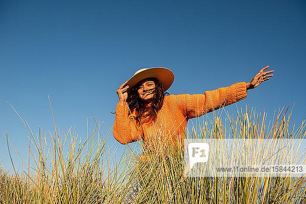 Glückliche Touristin lächelt im Wind