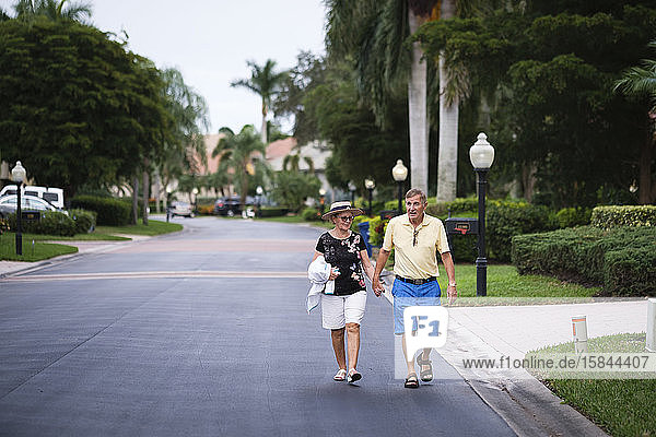 Älteres Ehepaar geht Hand in Hand und genießt den Ruhestand