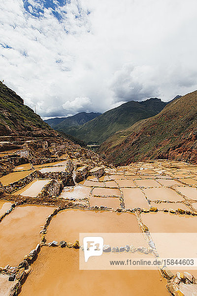 Der Blick auf die berühmten Salzminen in Peru