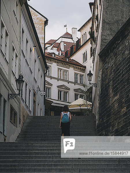 Frau bei einem Spaziergang durch die Stadt Prag  Tschechische Republik.