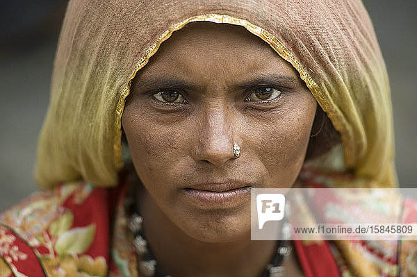 Rajasthanische Frau mit sonnenverbrannter Haut und traditioneller Kleidung