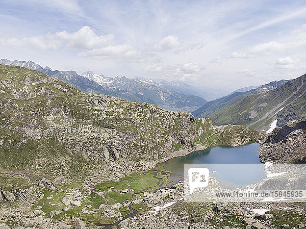 Luftaufnahme des Gletschersees und der Schweizer Berge