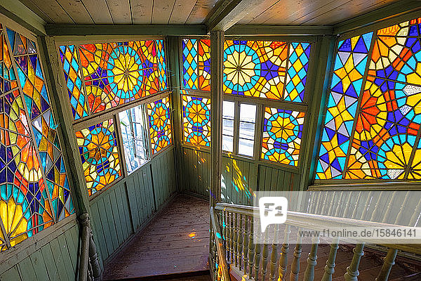 Farbenfrohe Fenster im Sternenschacht eines historischen georgischen Hauses  Tiflis  Georgien