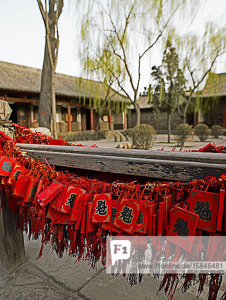 Glücksanhänger an roten Schnüren in Pingyao / China