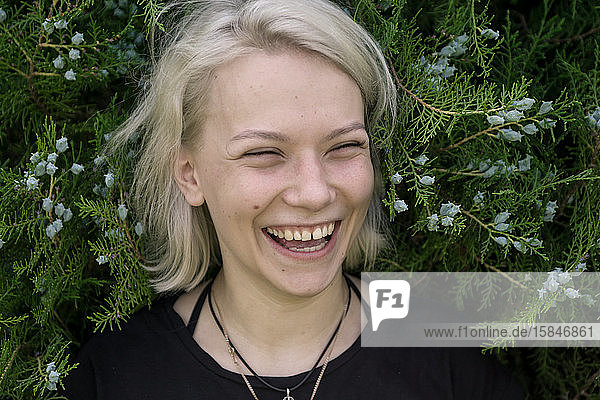 Porträt eines Mädchens mit weißen Haaren im Wald
