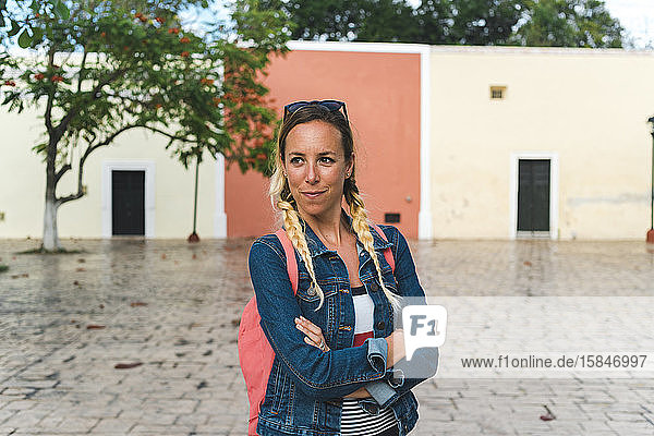 Fröhliche Touristin auf der Altstadtstraße von Valladolid an einem regnerischen Tag