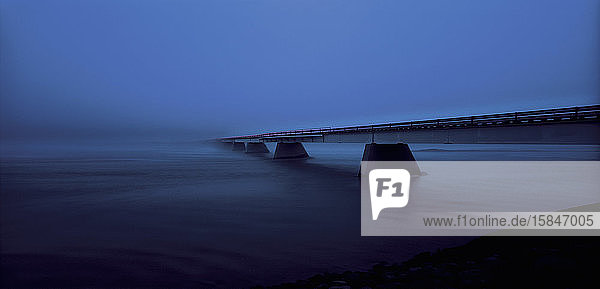 Brücke  die in dichten Nebel im Südosten Islands führt