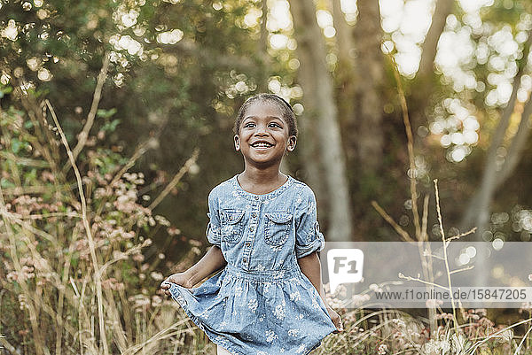 Nahaufnahme-Porträt eines glücklichen  selbstbewussten Mädchens im Vorschulalter  das draußen lächelt