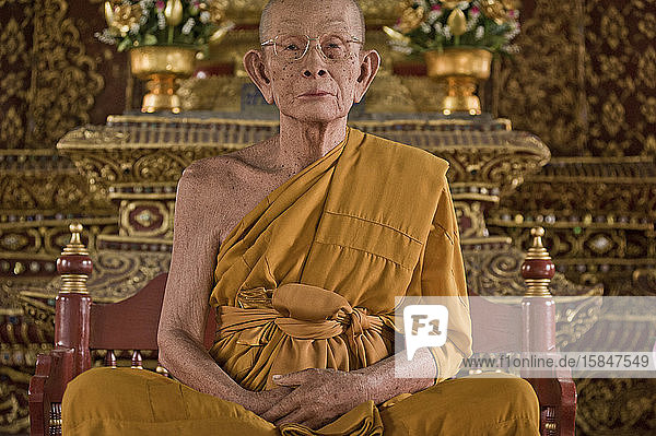 Mönchsstatue aus Glasfaser im Wat Phra Sing-Tempel