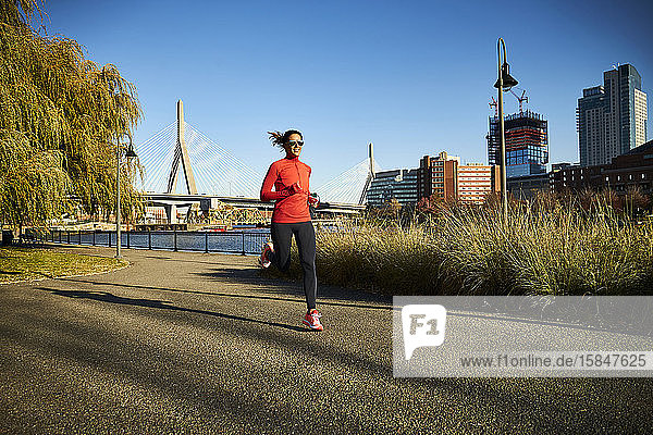 Eine Frau rennt vor der Zakim-Brücke in Boston.