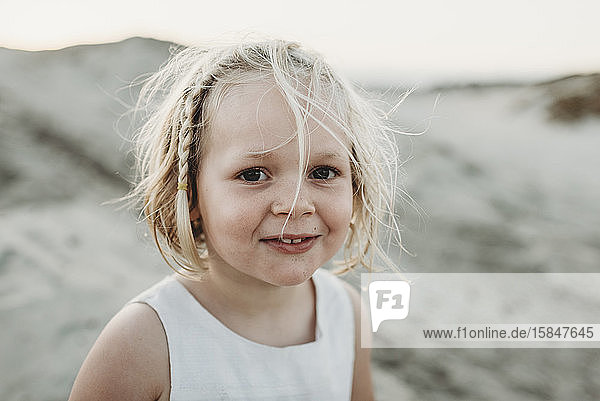 Porträt eines Mädchens im Vorschulalter  das am Strand lächelt
