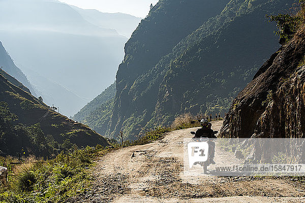 Motorrad auf der Bergstraße in Nepal