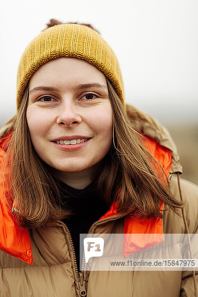 Porträt einer jungen Frau  die im Freien lächelt
